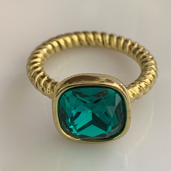 Heidi Daus®"Ring It Up" Crystal Square Ring Green Size 6 NIB - Picture 4 of 8